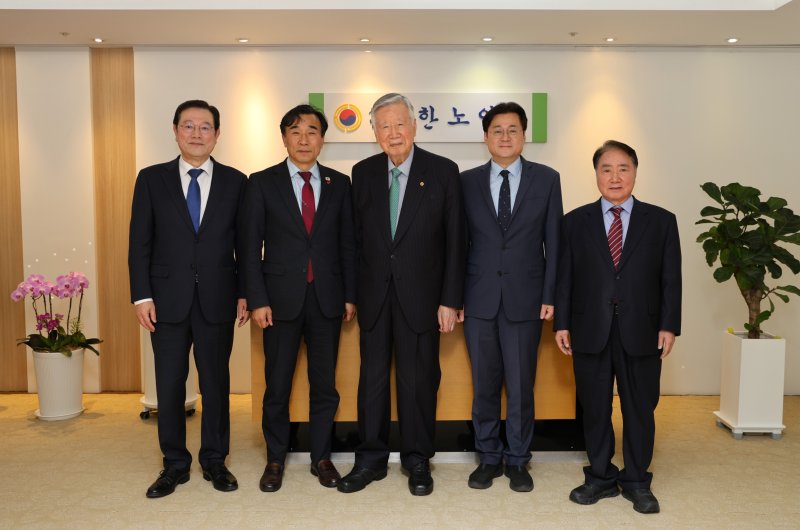 홍익표 대통령실 정무수석비서관은 지난 3일 대한노인회를 찾아 에너지 절약 등을 위한 간담회를 가졌다. (대한노인회 제공)