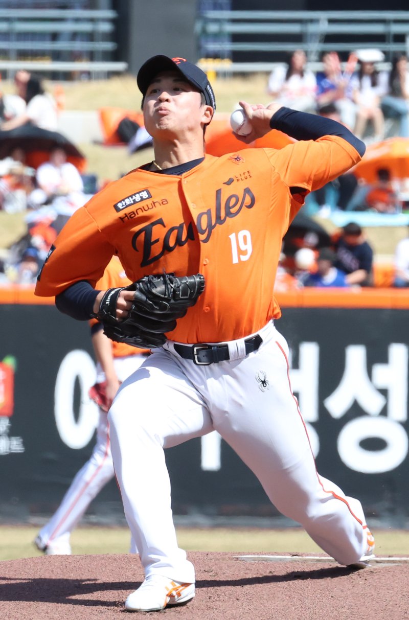 '평범한 뜬공을 뚝…' 한화 외야 뚫린 틈, 삼성이 잔인하게 뚫었다! 파죽의 6연승 '선두 질주' [매치 포커스]