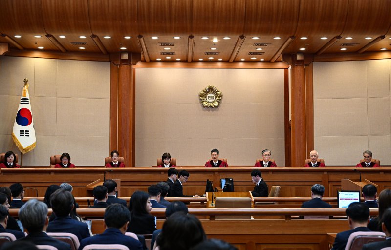 문형배 헌법재판소장 권한대행이 지난해 4월 4일 오전 서울 종로구 헌법재판소 대심판정에서 토토 사이트 바카라 대통령 탄핵심판 인용 결정문을 낭독하고 있다. 이날 헌법재판소는 재판관 전원 일치 의견으로 윤 대통령 파면을 결정했다. 2025.4.4 ⓒ 뉴스1 사진공동취재단