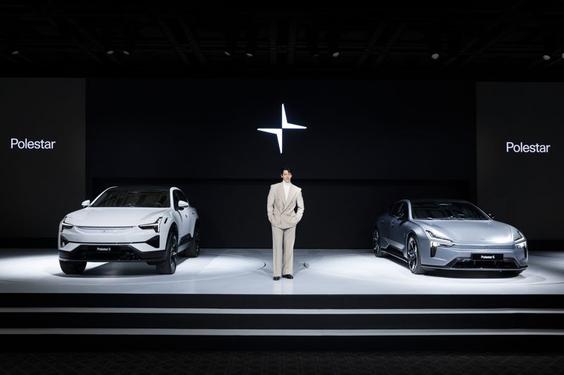 럭셔리 전기 스포츠유틸리티차량(SUV) 폴스타 3(왼쪽)와 럭셔리 전기 그랜드 투어러(GT) 폴스타 5(오른쪽), 브랜드 앰배서더 배우 김우빈(가운데)의 모습. 사진=폴스타코리아 제공