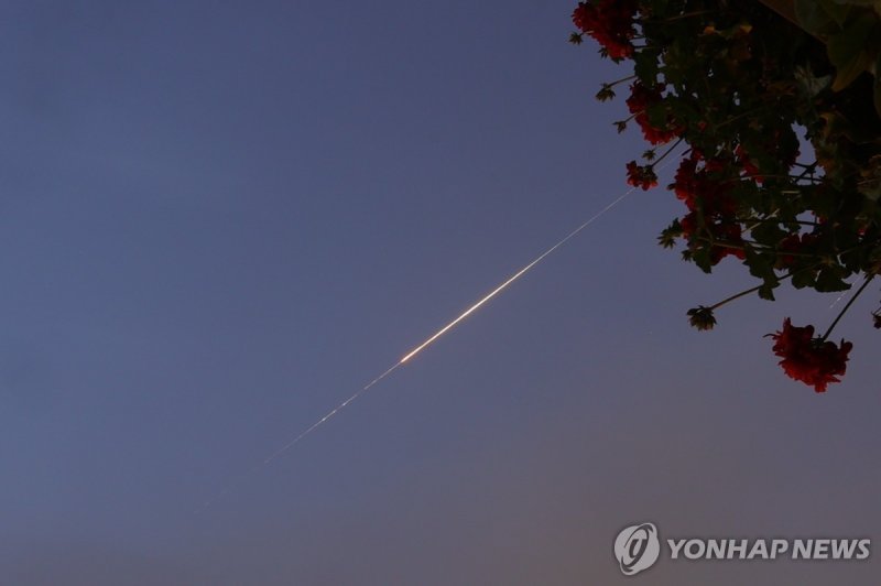 이스라엘을 향해 날아가는 이란 미사일 (출처=연합뉴스)