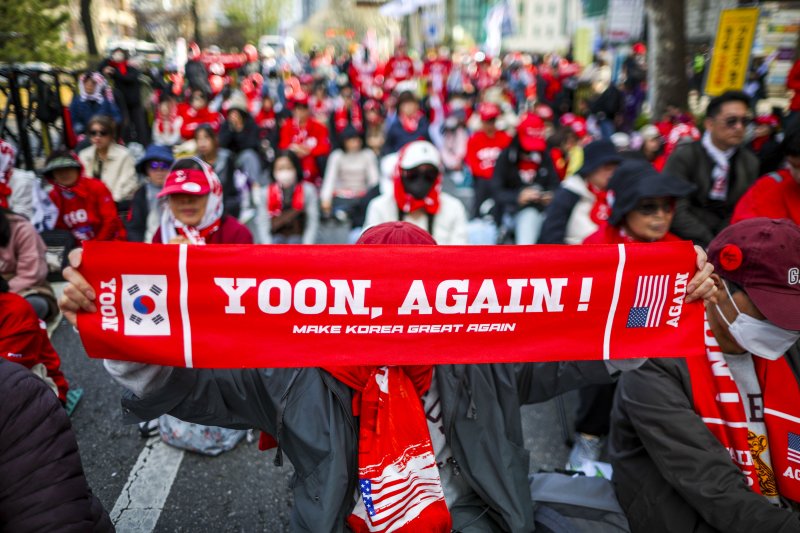[서울=뉴시스] 정병혁 기자 = 4일 서울 종로구 안국역 인근에서 열린 윤석열 전 대통령 지지자들이 집회를 열고 피켓을 들고 있다. 2026.04.04. jhope@newsis.com