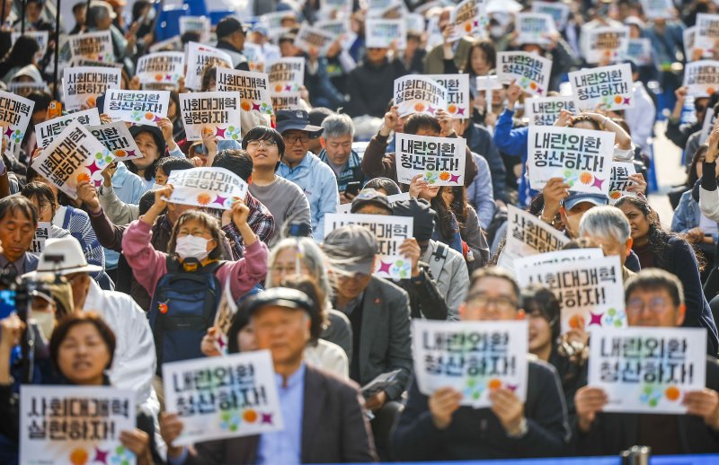 [서울=뉴시스] 정병혁 기자 = 4일 서울 종로구 안국역 인근에서 열린 내란청산 사회대개혁 주권자 승리의 날 시민행동에서 참가자들이 피켓을 들고 있다. 2026.04.04. jhope@newsis.com