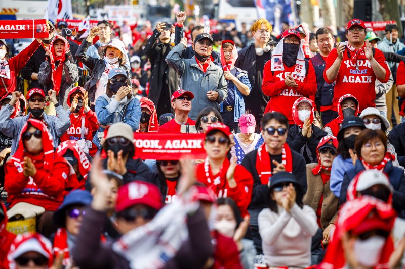 [서울=뉴시스] 정병혁 기자 = 4일 서울 종로구 안국역 인근에서 열린 윤석열 전 대통령 지지자들이 집회를 열고 피켓을 들고 있다. 2026.04.04. jhope@newsis.com