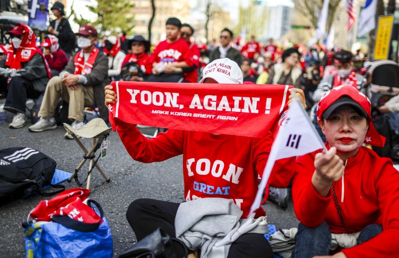 [서울=뉴시스] 정병혁 기자 = 4일 서울 종로구 안국역 인근에서 열린 윤석열 전 대통령 지지자들이 집회를 열고 피켓을 들고 있다. 2026.04.04. jhope@newsis.com