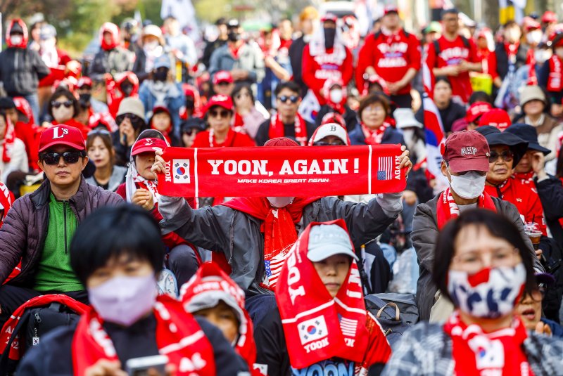 [서울=뉴시스] 정병혁 기자 = 4일 서울 종로구 안국역 인근에서 열린 윤석열 전 대통령 지지자들이 집회를 열고 피켓을 들고 있다. 2026.04.04. jhope@newsis.com