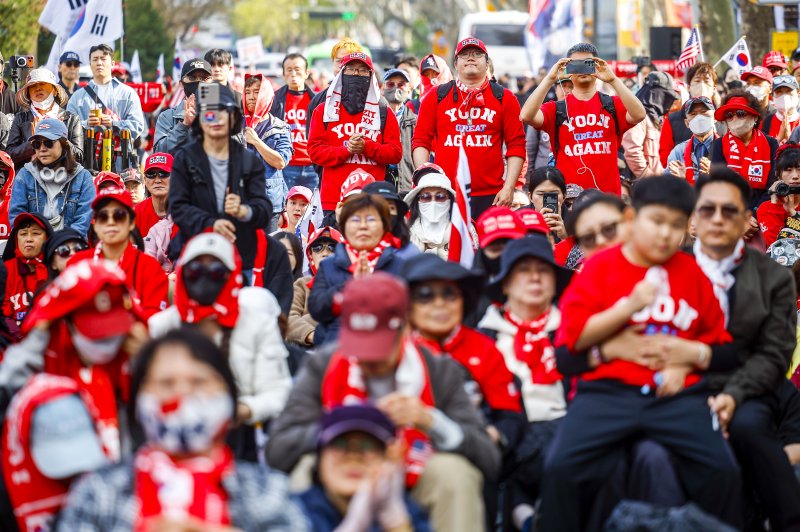[서울=뉴시스] 정병혁 기자 = 4일 서울 종로구 안국역 인근에서 열린 윤석열 전 대통령 지지자들이 집회를 열고 피켓을 들고 있다. 2026.04.04. jhope@newsis.com