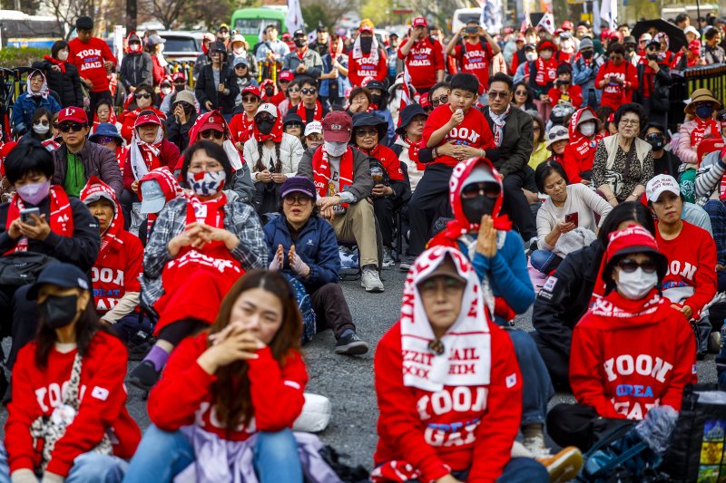 [서울=뉴시스] 정병혁 기자 = 4일 서울 종로구 안국역 인근에서 열린 윤석열 전 대통령 지지자들이 집회를 열고 피켓을 들고 있다. 2026.04.04. jhope@newsis.com