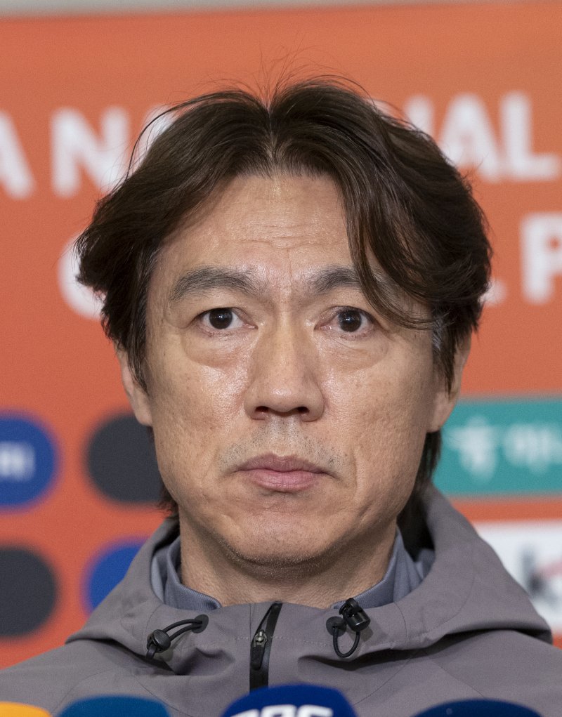 [인천공항=뉴시스] 김근수 기자 = 홍명보 대한민국 축구 국가대표팀 감독이 2일 인천국제공항 제2여객터미널에서 3월 유럽원정 평가전을 마치고 귀국 인터뷰를 하고 있다. 2026.04.02. ks@newsis.com