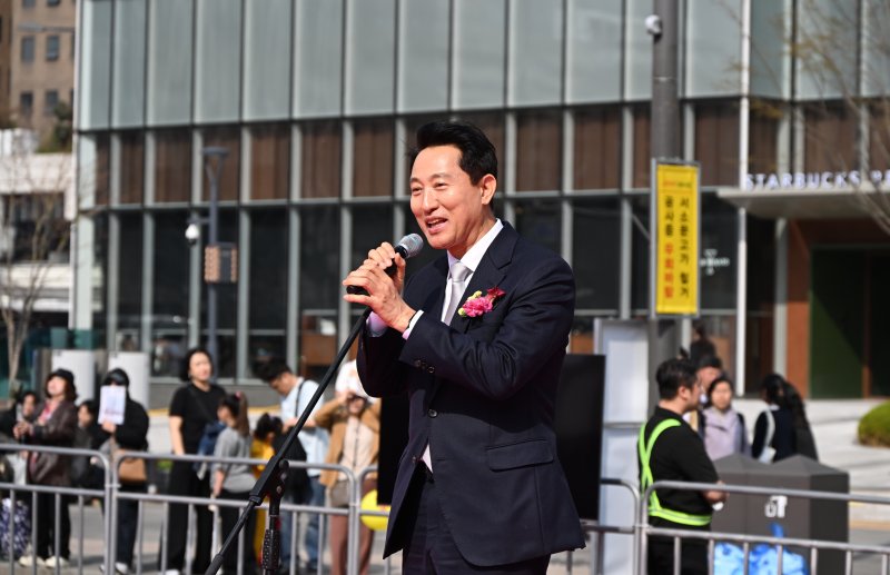 오세훈 서울시장이 4일 '2026년 부활절 퍼레이드'에서 축사하고 있다.