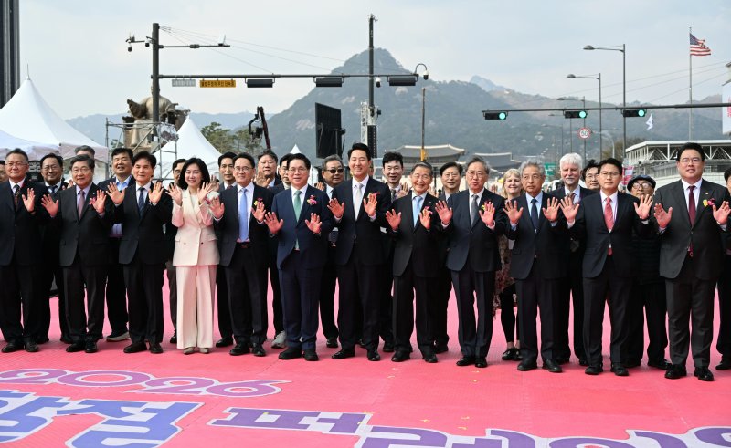오세훈 서울시장이 4일 '2026년 부활절 퍼레이드'에서 참석자들과 기념 촬영하고 있다.