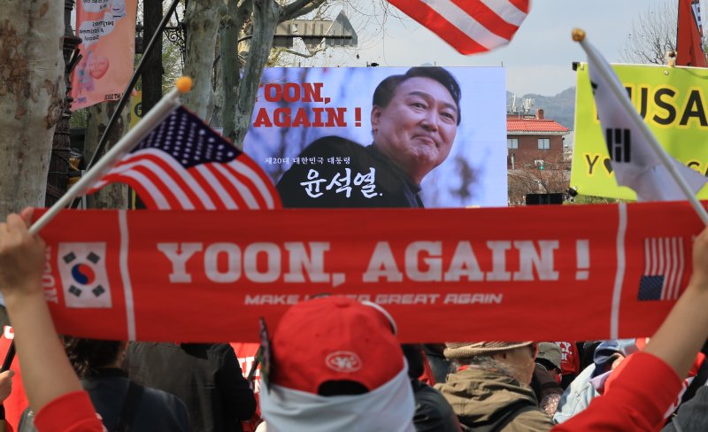 "내란청산"vs"尹어게인"…윤석열 탄핵 1년, 다시 쪼개진 서울