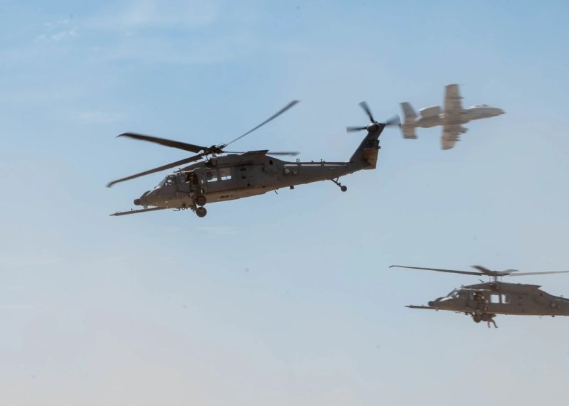 지난해 3월 22일(현지시간) 미국 애리조나주 데이비스-몬탄 공군기지에서 열린 에어쇼에서 HH-60W 헬리콥터 2대가 A-10C 썬더볼트 II 전투기와 함께 전투탐색구조(CSAR) 임무 시범을 보이고 있다. (출처=미 국방부 시각정보 배포 서비스(DVIDS))