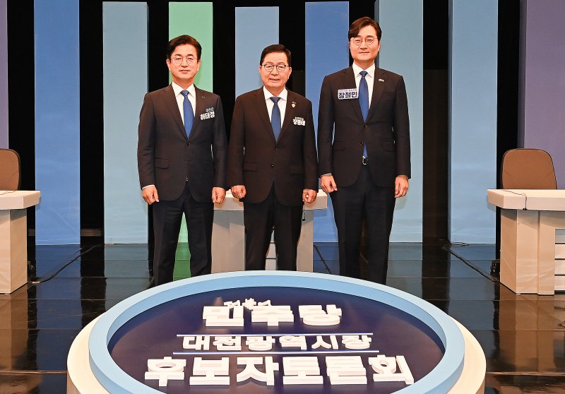 허태정(왼쪽부터), 장종태, 장철민 더불어민주당 대전시장 예비후보가 지난 1일 대전 MBC에서 진행된 더불어민주당 대전시장 후보 합동 토론회에서 포즈를 취하고 있다. (공동취재) 2026.4.1 ⓒ 뉴스1 김기태 기자