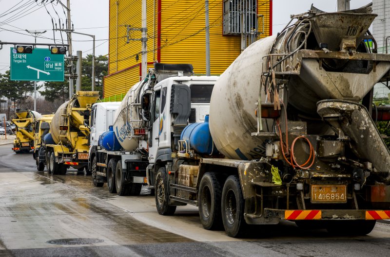 [서울=뉴시스] 정병혁 기자 = 중동사태 장기화로 석유화확 원료인 나프타 재고가 급감하며 건설업계도 예의주시를 하고 있는 가운데 30일 서울의 레미콘 공장에서 믹서트럭이 이동하고 있다. 2026.03.30. jhope@newsis.com