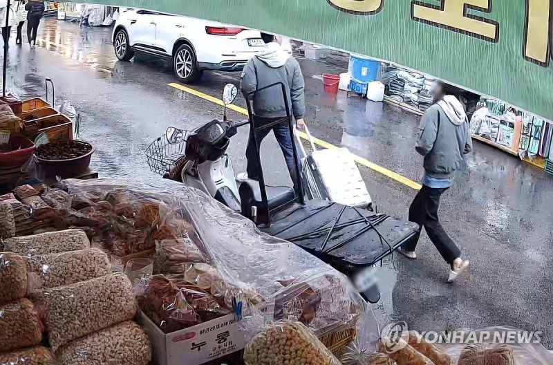 캐리어 끌고 가는 피의자들…CCTV 영상에 포착 (출처=연합뉴스)