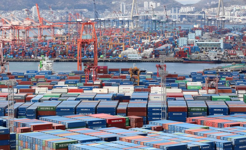 사진은 지난달 31일 부산항 신선대부두와 감만부두 야적장의 컨테이너 모습. 2026.4.1 ⓒ 뉴스1 윤일지 기자