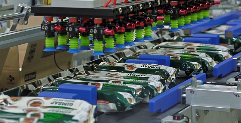 충북 진천 CJ블로썸캠퍼스의 냉동김밥 자동화 생산라인에서 비비고 김밥이 생산되고 있다. CJ제일제당 제공