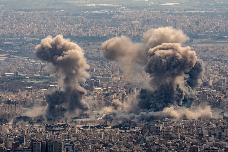 지난달 8일 이란 테헤란 남부에서 미국·이스라엘의 폭격으로 연기가 치솟고 있다.UPI연합뉴스