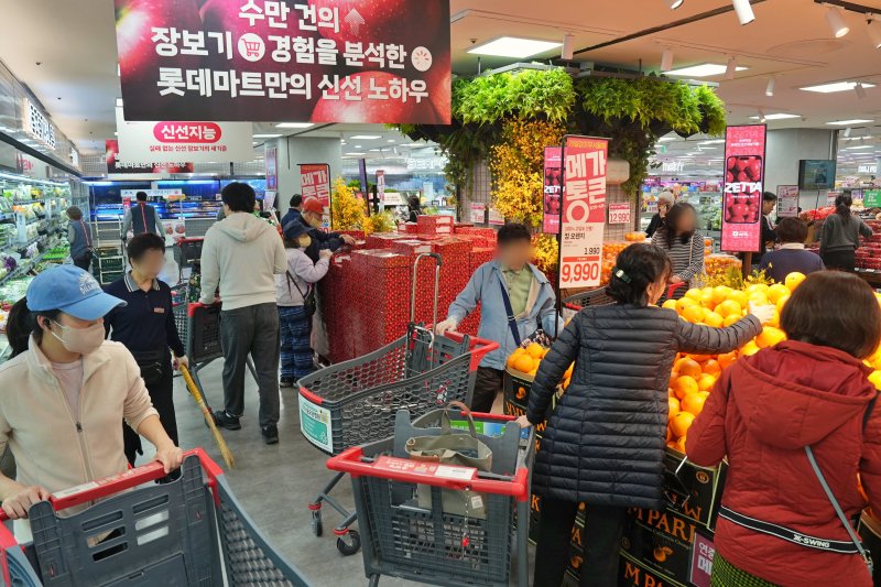 [서울=뉴시스] 정병혁 기자 = 26일 서울 송파구 롯데마트 제타플렉스 잠실점에서 고객들이 장을 보고 있다. (사진=롯데마트 제공) 2026.03.26. photo@newsis.com *재판매 및 DB 금지