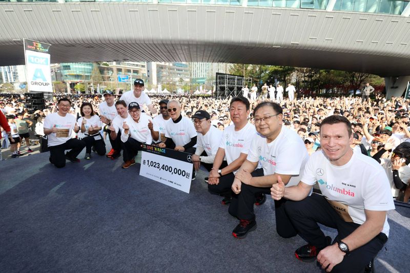 5일 부산광역시 해운대구 벡스코 야외광장에서 열린 '제13회 메르세데스-벤츠 기브앤 레이스' 현장에서 메르세데스-벤츠 사회공헌위원회 마티아스 바이틀 의장(오른쪽에서 첫번째)과 사회복지법인 아이들과미래재단 이훈규 이사장(오른쪽에서 다섯번째), 메르세데스-벤츠 사회공헌위원회 이상국 위원(왼쪽에서 첫번째), 이은정 위원(왼쪽에서 두번째), 컬럼비아스포츠웨어코리아 제프 맥파이크 대표(왼쪽에서 세번째), 박형준 부산시장(왼쪽에서 다섯번째) 등이 기부금 조성을 축하하며 포즈를 취하고 있다. 사진=메르세데스-벤츠 코리아 제공