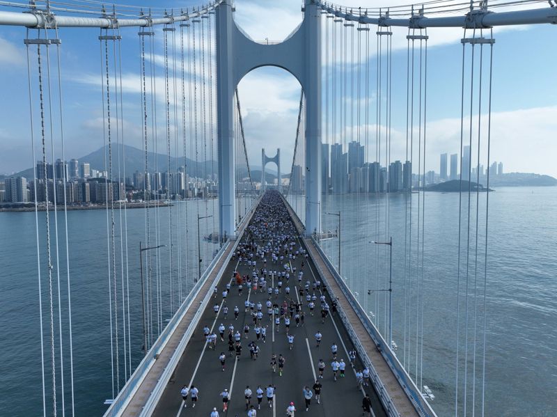 5일 부산광역시에서 열린 '제13회 메르세데스-벤츠 기브앤 레이스'에서 참가자들이 광안대교 위를 달리고 있다. 사진=메르세데스-벤츠 코리아 제공