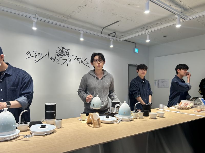 무신사 스페이스 서울숲에서 열린 팝업 카페에서 코드 쿤스트(가운데)가 커피를 내리고 있다. 사진=강명연 기자
