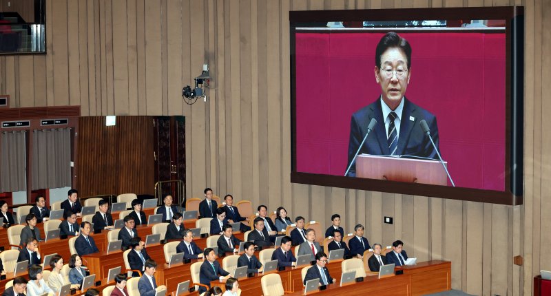 [서울=뉴시스] 국회사진기자단 = 사진은 이재명 대통령이 지난 2일 서울 여의도 국회에서 열린 제433회국회(임시회) 제4차 본회의에서 중동 사태 대응을 위한 추가경정예산안에 대한 시정연설을 하고 있는 모습. 2025.04.02. photo@newsis.com