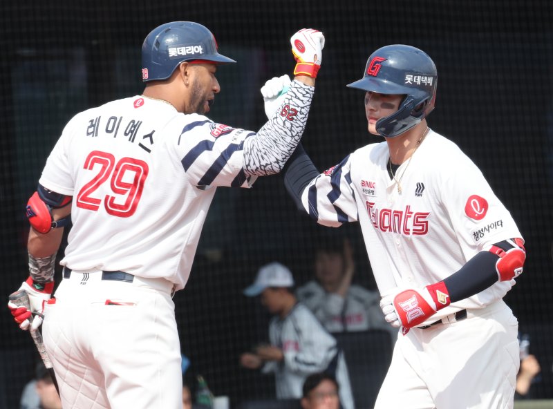 윤동희 2점 홈런 (부산=연합뉴스) 강선배 기자 = 5일 부산 사직야구장에서 열린 프로야구 SSG 랜더스와 롯데 자이언츠의 경기. 3회 말 무사 1루 상황 롯데 윤동희가 선제 좌월 2점 홈런을 치고 홈에서 레이예스의 환영을 받고 있다. 2026.4.5 sbkang@yna.co.kr (끝)