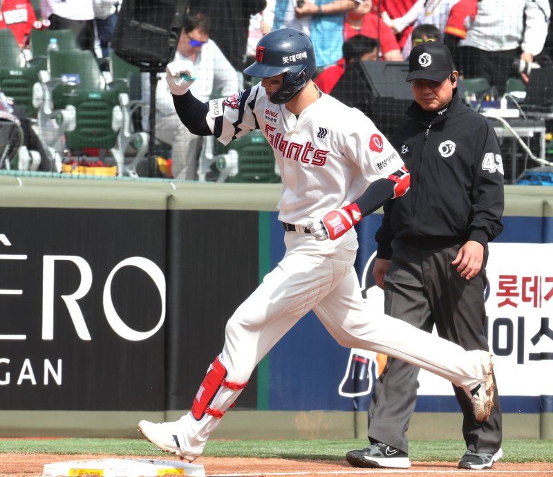 결국 퓨처스로 강등된 윤동희.연합뉴스