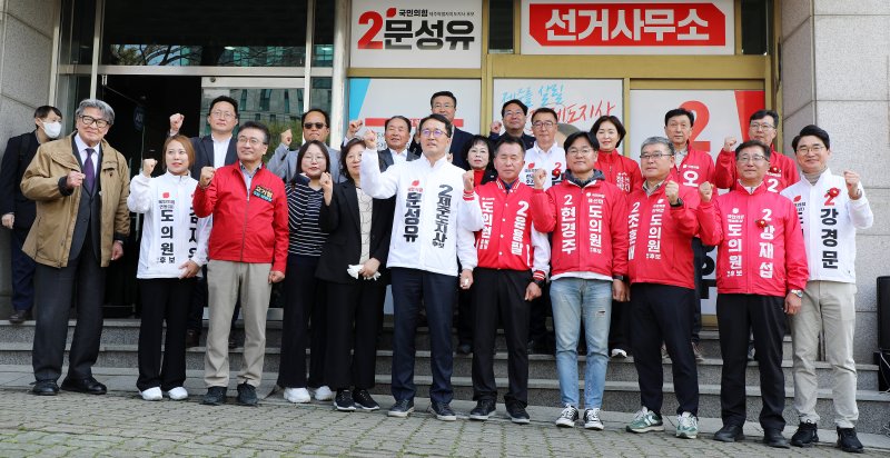 문성유 국민의힘 제주도지사 후보가 5일 선거사무소 개소식에서 지지자들과 인사를 나누고 있다. 문 후보는 제주4·3 평화공원 예산과 제주대병원 이전 관여 경험을 언급하며 준비된 후보임을 강조했다. /사진=문성유 캠프 제공