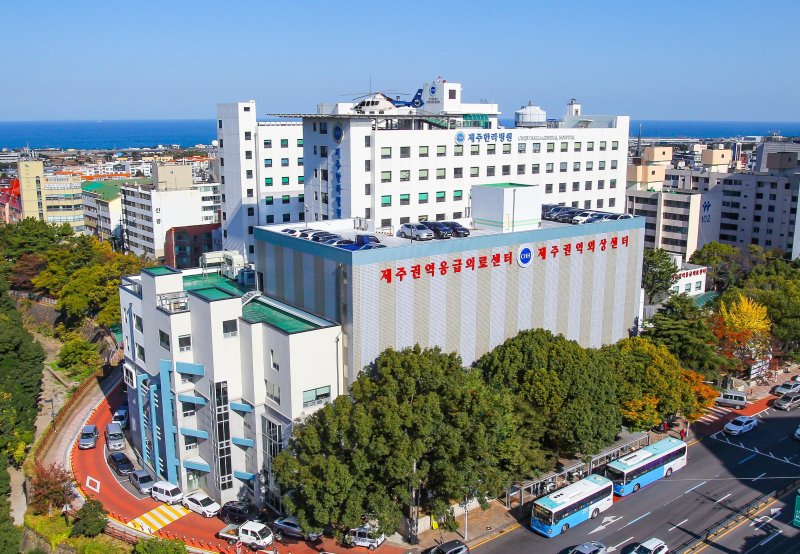 제주한라병원과 제주권역응급의료센터 전경. 제주한라병원은 권역응급의료센터와 권역외상센터, 닥터헬기를 결합한 중증응급 진료체계를 운영하고 있다. 한라의료재단 제공