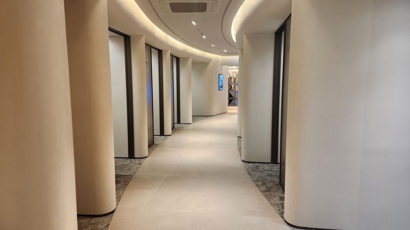 KB국민은행과 KB증권(오른쪽)이 복도 통로를 두고 서로 마주보고 있다. 사진=김현정 기자