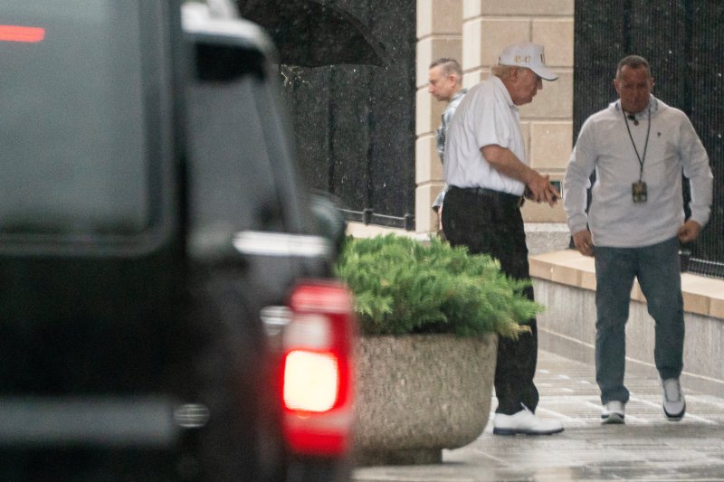 도널드 트럼프 미국 대통령이 이란 본토에서 지상전 개시에 앞서 스몰딜 협상에 나설 가능성이 6일 제기됐다. 5일(현지시간) 워싱턴 소재 '트럼프 내셔널 골프클럽'을 다녀온 트럼프 대통령이 백악관에 도착하고 있다. 로이터연합뉴스