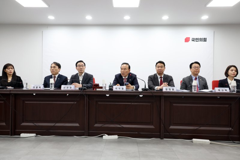 [서울=뉴시스] 고승민 기자 = 박덕흠 국민의힘 공천관리위원장이 2일 서울 여의도 당사에서 열린 공천관리위원회 회의에서 발언하고 있다. 2026.04.02. kkssmm99@newsis.com