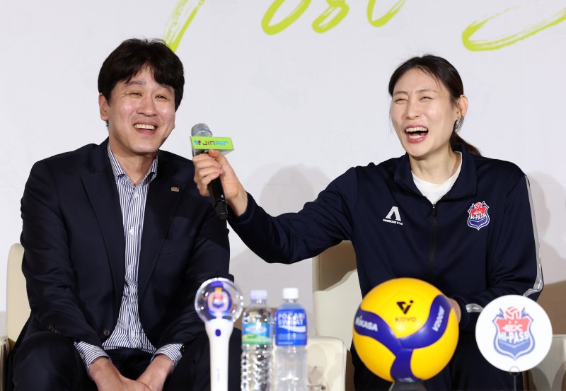 [서울=뉴시스] 이영환 기자 = 한국도로공사 김종민 감독과 배유나가 20일 오후 서울 강남구 호텔 청담 리베라 베르사이유홀에서 열린 진에어 2025~2026 V리그 포스트시즌 미디어데이에서 각오를 전하고 있다. 2026.03.20. 20hwan@newsis.com