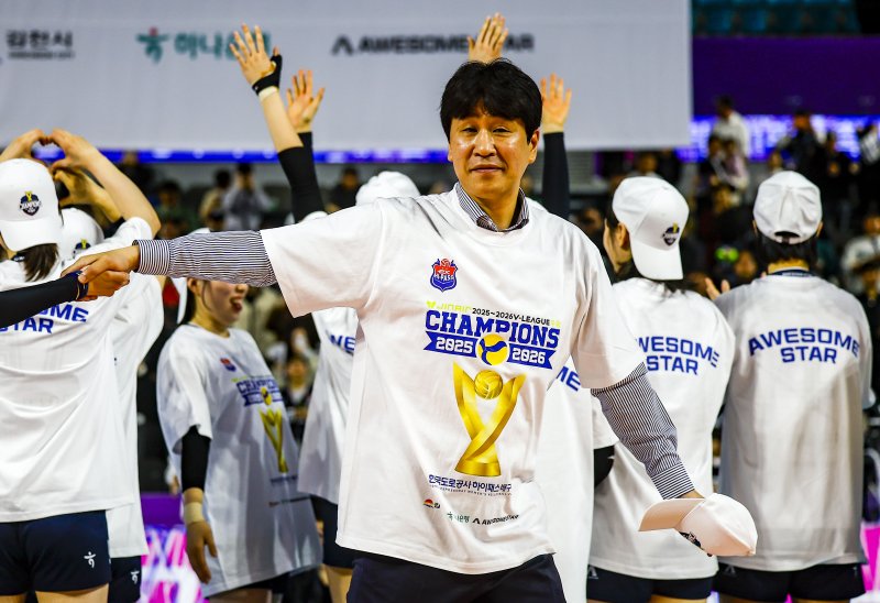 [인천=뉴시스] 정병혁 기자 = 13일 인천 부평구 인천삼산월드체육관에서 열린 2025-2026 프로배구 V리그 여자부 정규리그 시상식에서 우승을 차지한 한국도로공사 김종민 감독이 기뻐하고 있다. 2026.03.13. jhope@newsis.com
