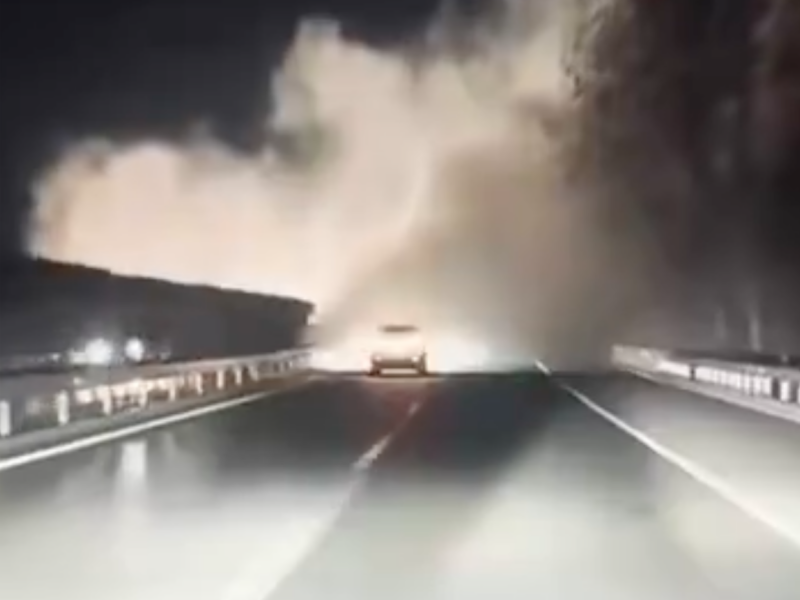 앞서 발생한 사고로 짙은 연기와 먼지가 뒤덮여 전방 시야가 제한된 상황이 담긴 테슬라 블랙박스 영상. /사진=X(dom_lucre)