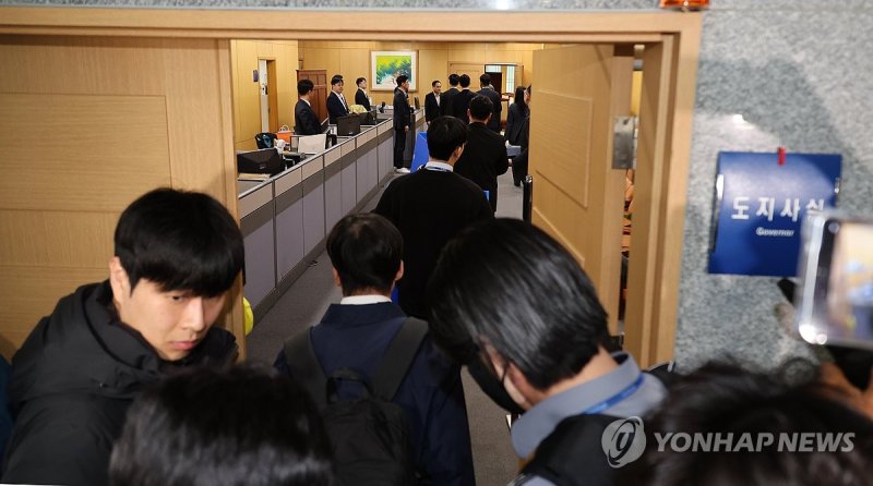 전북도지사실로 진입하는 경찰 (출처=연합뉴스)