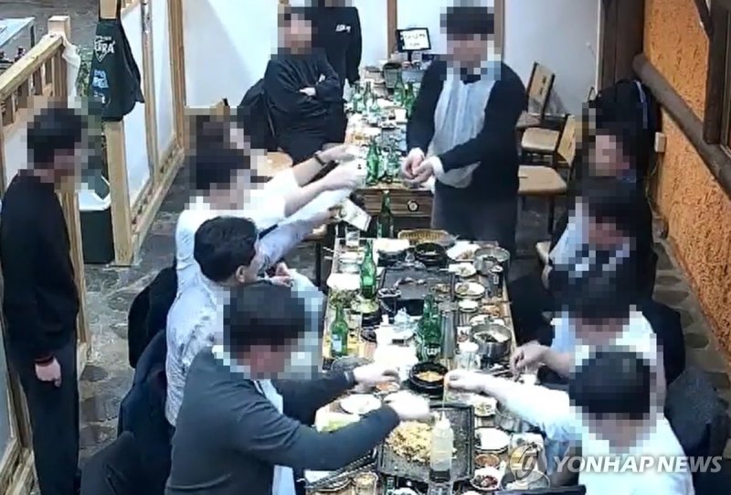 김관영 전북지사가 돈을 건네는 장면 (출처=연합뉴스)