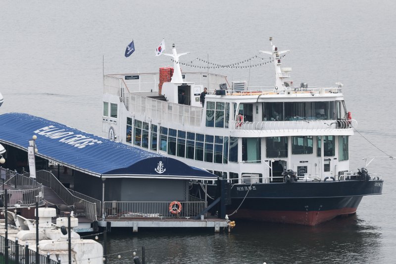 서울시가 30일 서울 반포대교 인근 유람선 좌초 사고와 관련해 현장 조사를 하고 있다. 해당 유람선은 지난 28일 오후 8시30분께 여의도를 출발해 반포대교 달빛무지개분수 인근을 지나던 중 강바닥에 걸려 멈췄으며 승객 359명은 경찰과 소방 구조정에 의해 1시간 만에 모두 구조됐다. 2026.3.30 ⓒ 뉴스1 임지훈 인턴기자