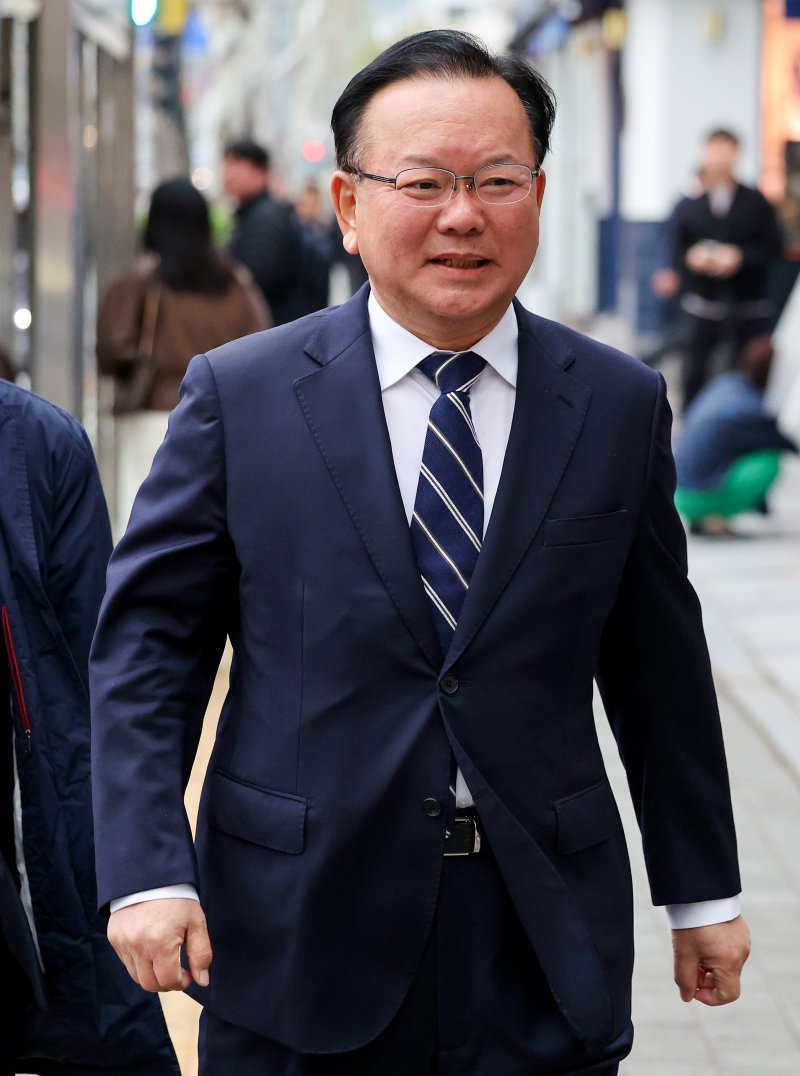 대구시장 출마를 선언한 김부겸 전 총리가 6일 대구시 중구 한 식당에서 열린 기자간담회에 참석하기 위해 이동하고 있다. 뉴시스