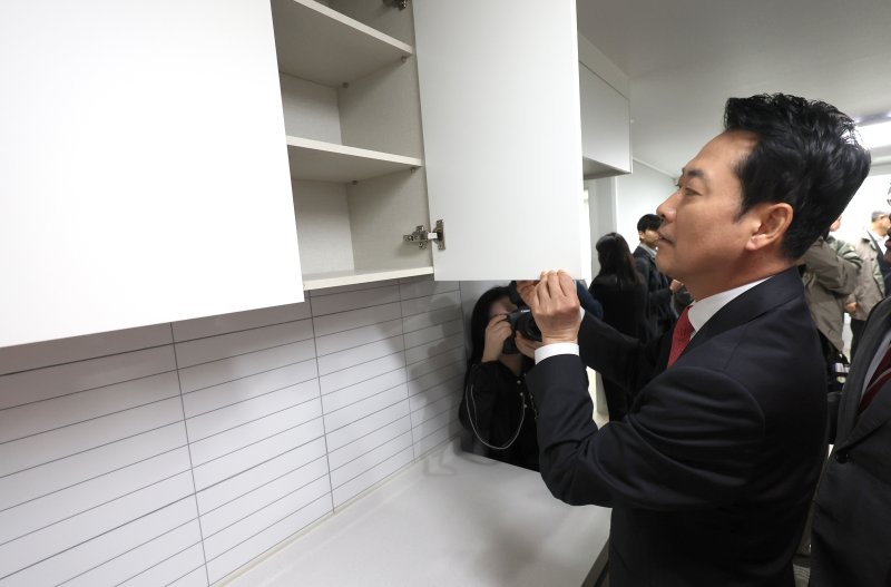 장동혁 국민의힘 대표가 6일 인천 계양구 계산동 '천원주택' 현장을 찾아 내부를 둘러보고 있다. 천원주택은 인천 지역 신혼부부와 신생아 가구 등을 대상으로 하루 임대료 1000원, 월 3만 원 수준에 제공하는 전세임대주택이다. 뉴스1