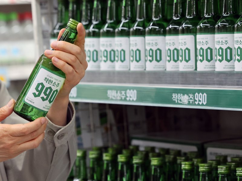 6일 오전 서울 송파구 농수산물도매시장 가락몰 다농마트에서 '착한소주 990'이 진열돼 있다. '착한소주 990'은 소상공인시장진흥공단, 한국수퍼체인유통사협동조합과 함께 990만 병을 전통시장과 골목상권의 동네슈퍼에서만 병당 990원에 판매한다. 2026.4.6 ⓒ 뉴스1 황기선 기자