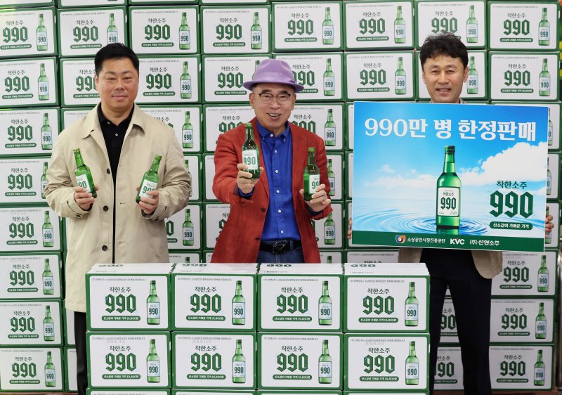 조웅래 선양소주 회장이 6일 오전 서울 송파구 농수산물도매시장 가락몰 다농마트에서 '착한소주 990'을 소개하고 있다. 선양소주가 소상공인시장진흥공단, 한국수퍼체인유통사협동조합과 함께 출시한 '착한소주 990'은 990만 병을 전통시장과 골목상권의 동네슈퍼에서만 판매된다. 소비자 가격은 360mL 병당 990원이다. 2026.4.6 ⓒ 뉴스1 황기선 기자