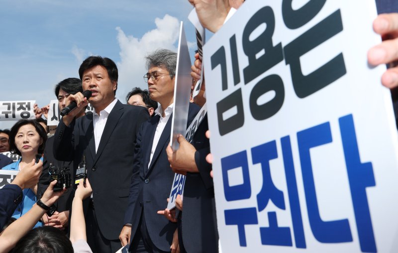 정치자금법 위반·특정범죄 가중처벌법상 뇌물 혐의로 기소된 김용 전 민주연구원 부원장이 20일 오전 경기 화성시 마도면 화성직업훈련교도소에서 보석으로 석방된 후 입장을 밝히고 있다. 2025.8.20 ⓒ 뉴스1 김영운 기자