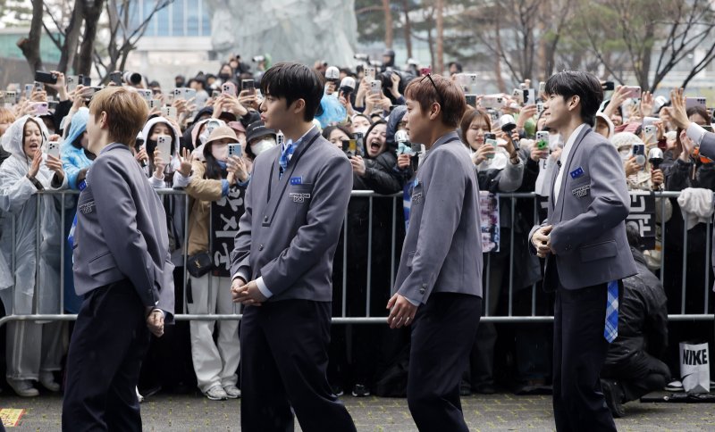 [서울=뉴시스] 김혜진 기자 = 그룹 워너원(Wanna One)이 6일 오전 서울 마포구 DMC 문화공원에서 엠넷플러스(Mnet Plus) 새 예능 프로그램 'WANNA ONE GO : Back to Base'(워너원 고 : 백투베이스) 공개에 앞서 오프닝 세레머니 행사를 열고 팬들과 만나고 있다. 2026.04.06. jini@newsis.com