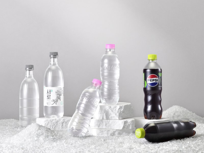 [서울=뉴시스] 롯데칠성음료가 재생 플라스틱 원료 100%를 사용한 '펩시 제로슈거 라임' 500㎖, '아이시스' 500㎖, '새로' 640㎖ 페트병 3종을 출시한다. (사진=롯데칠성음료 제공) *재판매 및 DB 금지