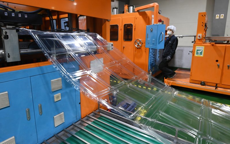 [경기광주=뉴시스] 김종택 기자 = 경기 광주시 한 플라스틱 용기 제조업체 모습. 2026.03.27. jtk@newsis.com