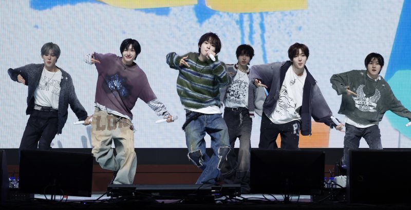 숨기지 않아 더 눈부신 20대의 직진…킥플립 "눈에 거슬리고 싶어"